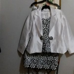 LILY & TAYLOR New York size 10 Skirt Suit with blouse or under shirt